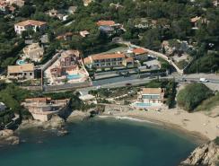 Vue a&eacute;rienne de l'hotel et de la plage